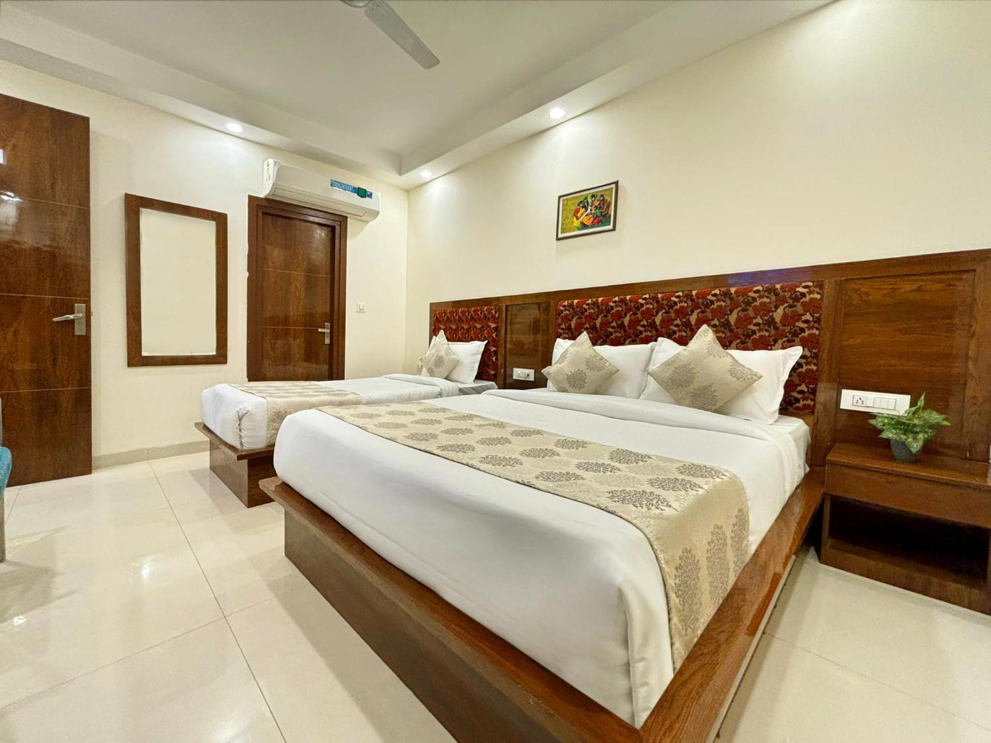 نيودلهي Hotel Emblem Suites- Near Delhi Airport المظهر الخارجي الصورة